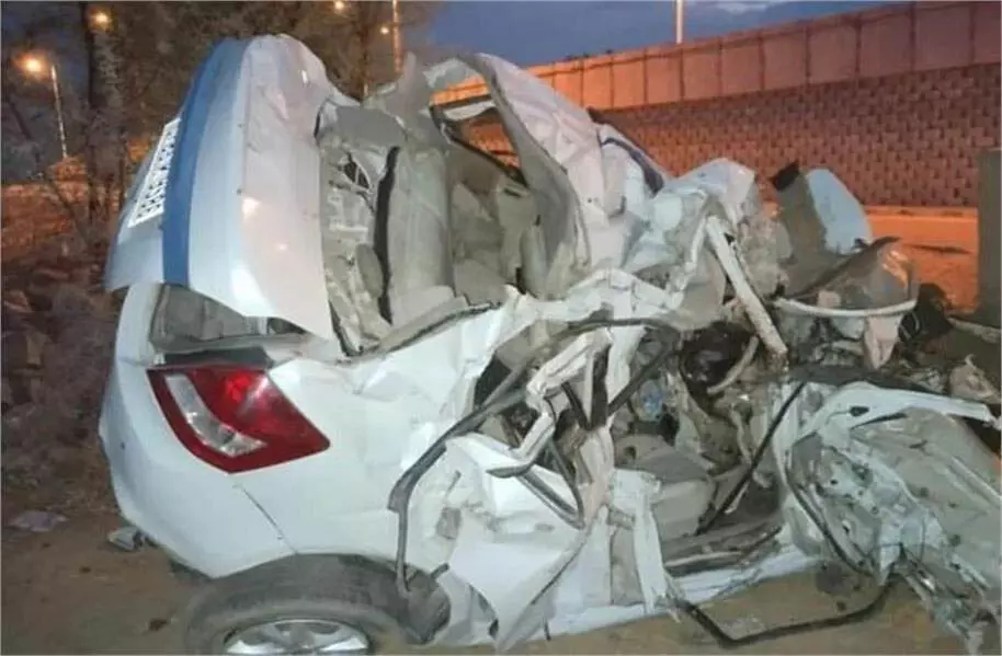 Jaipur : भीषण सड़क हादसा, ट्रकों की टक्कर के बाद कार में फंसा परिवार, तीन लोगों की मौत