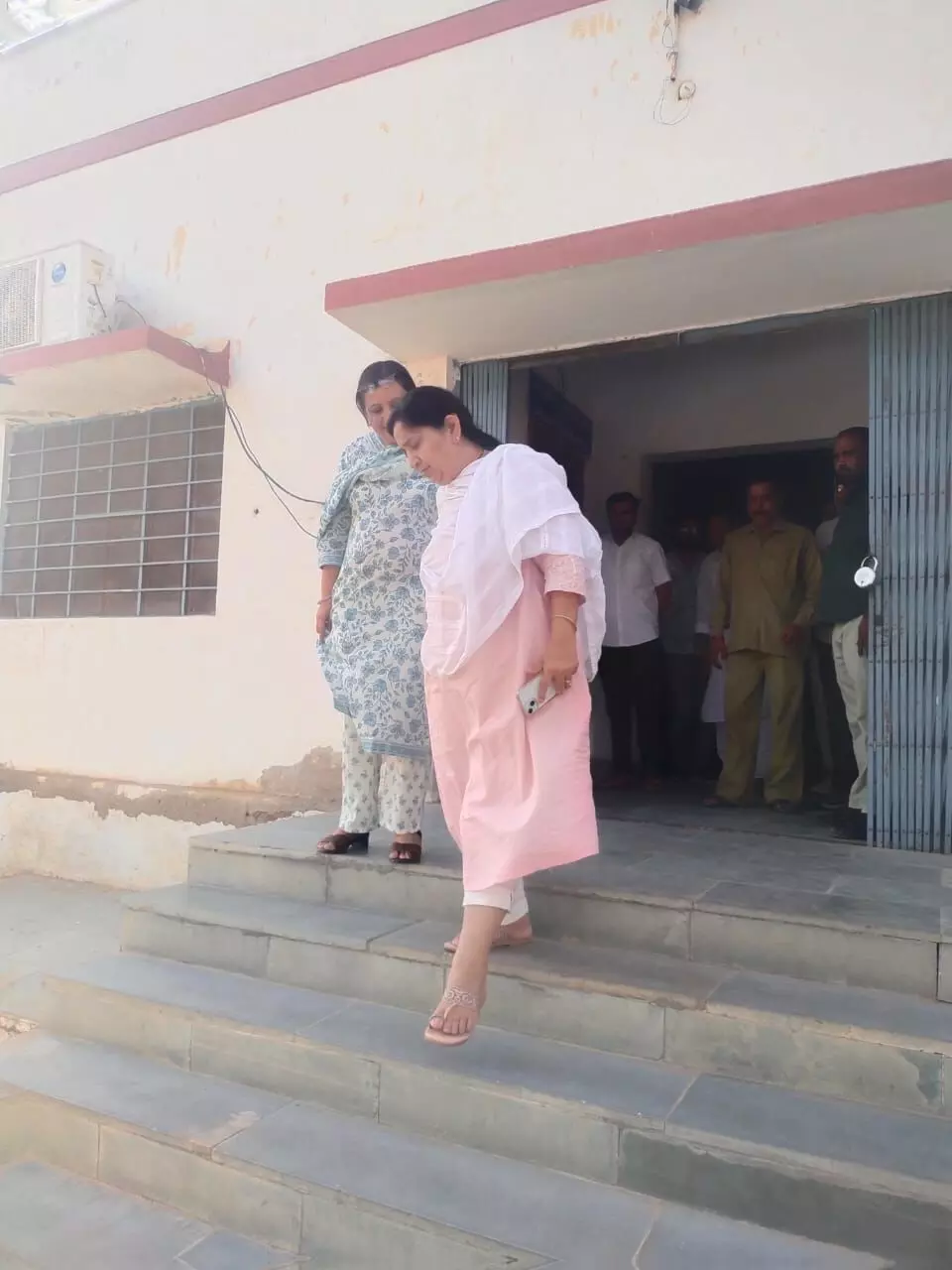 Churu : जिला कलेक्टर पुष्पा सत्यानी ने सरदारशहर में उपखंड कार्यालय तथा पंचायत समिति का किया निरीक्षण