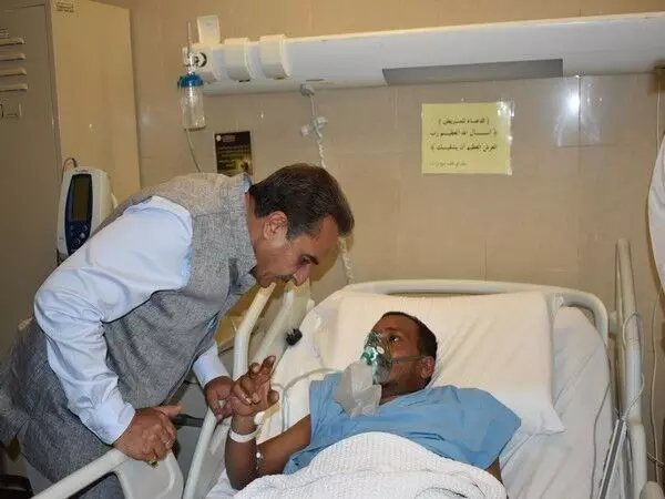 Minister of State कीर्ति वर्धन सिंह ने मुबारक अल कबीर अस्पताल का दौरा किया, घायल भारतीयों को सरकार की मदद का आश्वासन दिया
