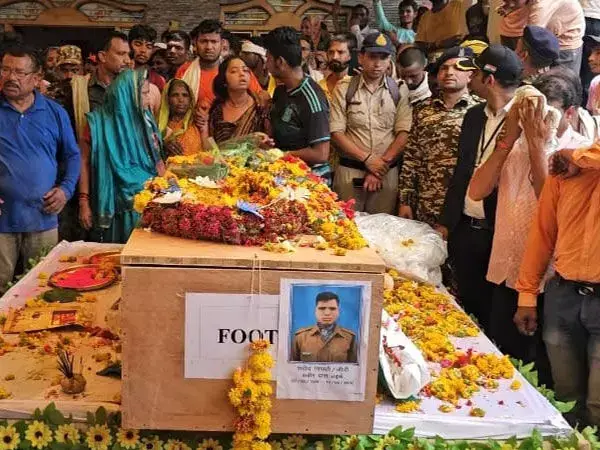 JK में आतंकवाद विरोधी अभियान में शहीद हुए छिंदवाड़ा के CRPF जवान कबीर दास का अंतिम संस्कार किया गया