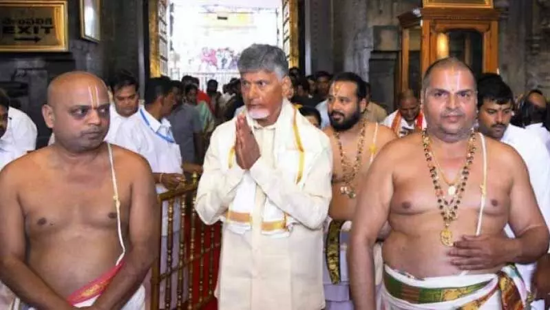 Andhra Pradesh: तिरुपति मंदिर पहुंचे मुख्यमंत्री नायडू, बोले- हिन्दू धर्म की अखंडता की रक्षा करूंगा