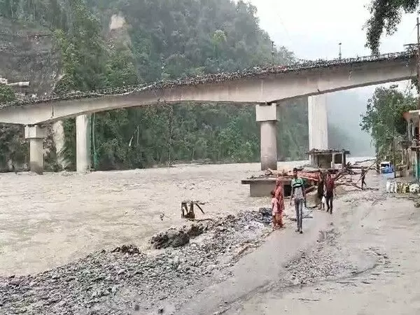 Kalimpong District Magistrate- भारी बारिश के कारण NH10 पर यातायात प्रतिबंधित