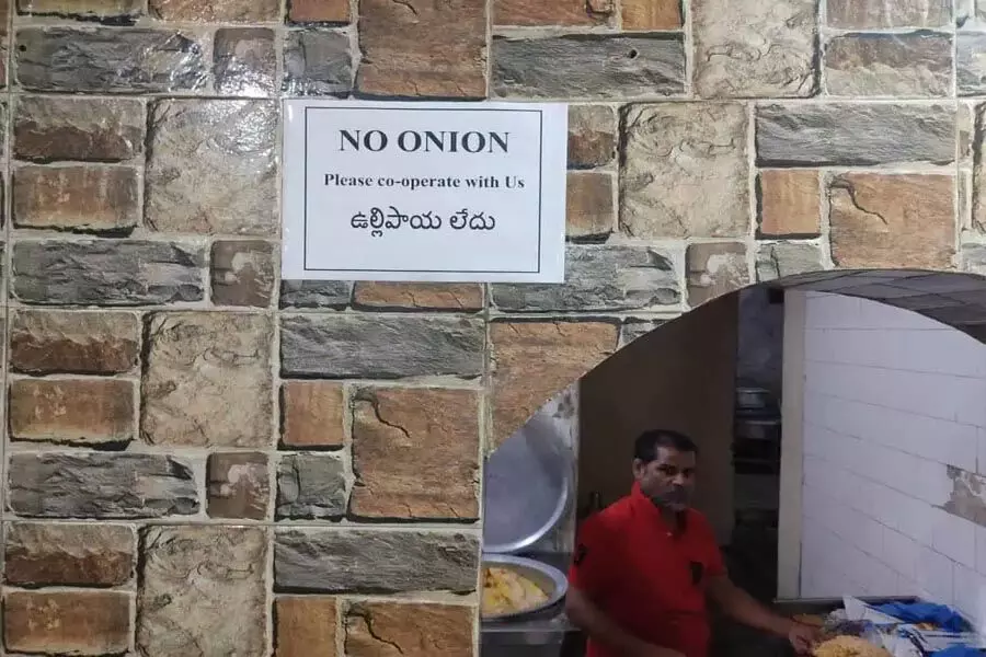Hyderabad के रेस्तराओं से प्याज गायब, कीमतें बढ़ीं