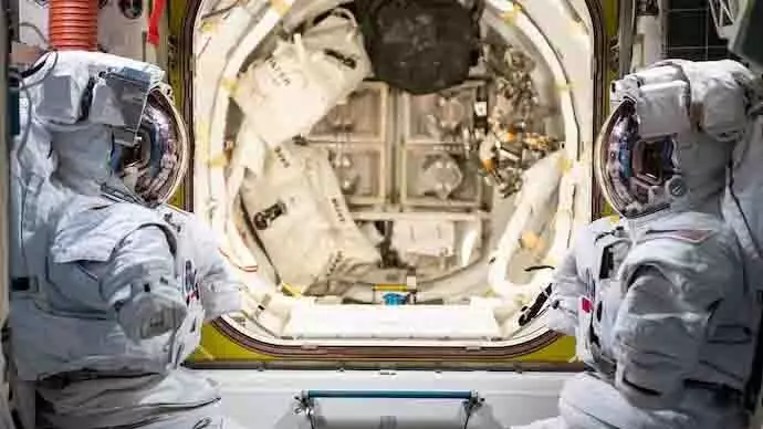 Science: स्पेससूट में समस्या के कारण नासा को 6.5 घंटे लंबी अंतरिक्ष यात्रा रद्द करनी पड़ी