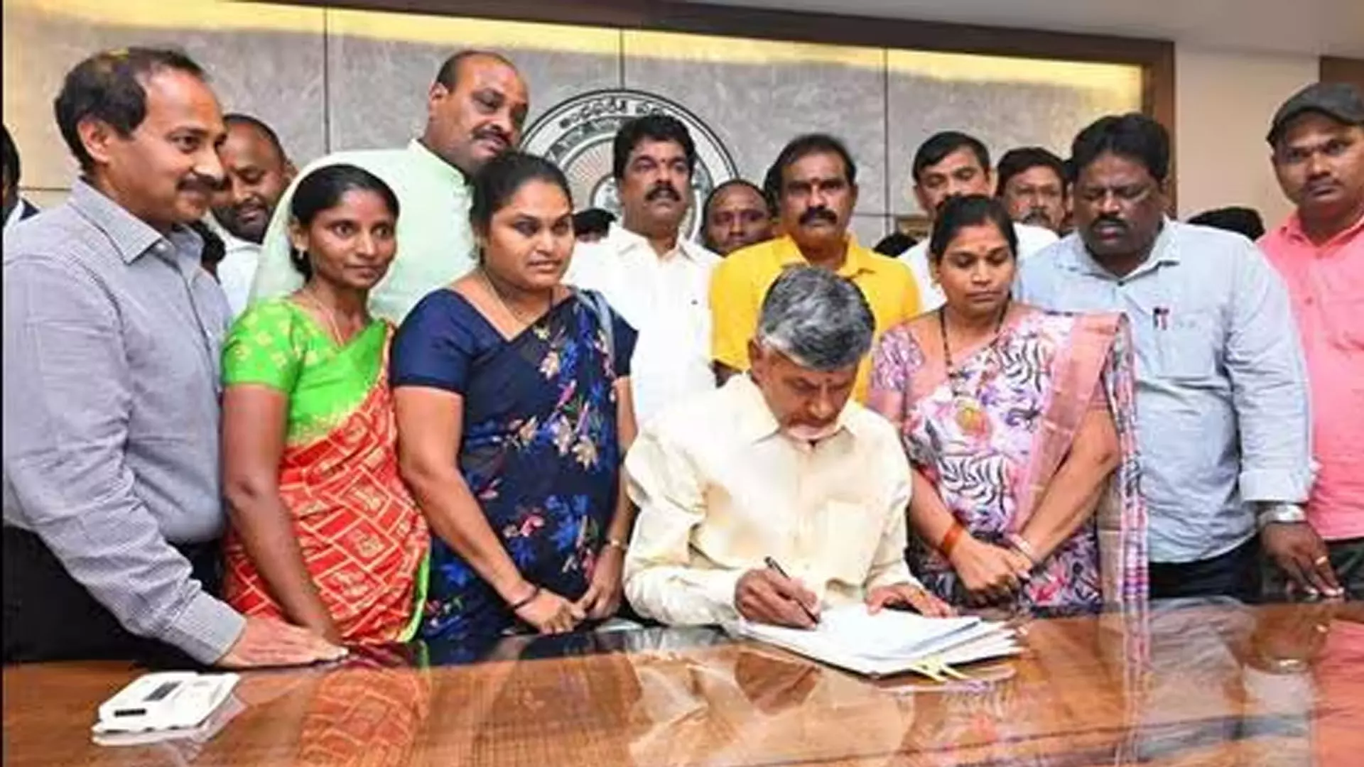 Andhra Pradesh: आंध्र के मुख्यमंत्री ने पदभार संभाला, पांच फाइलों पर हस्ताक्षर किए