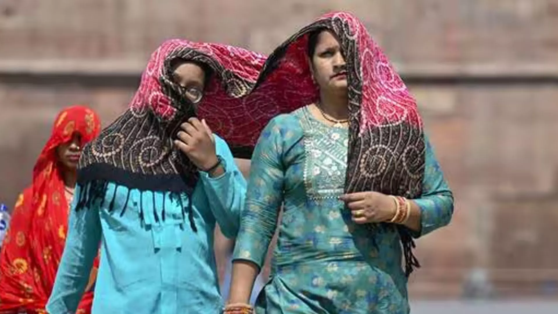 DEHLI NEWS: दिल्ली के कुछ हिस्सों में भीषण गर्मी का दौर जारी