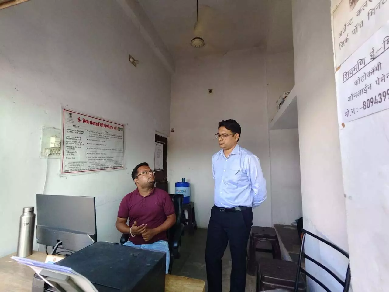 Dungarpur : जिला कलेक्टर अंकित कुमार सिंह ने किया ई-मित्रों का औचक निरीक्षण