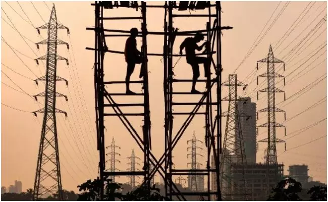 Aligarh: आंधी से घंटों गुल रही शहर की बिजली, आम-आवाम हुई परेशान