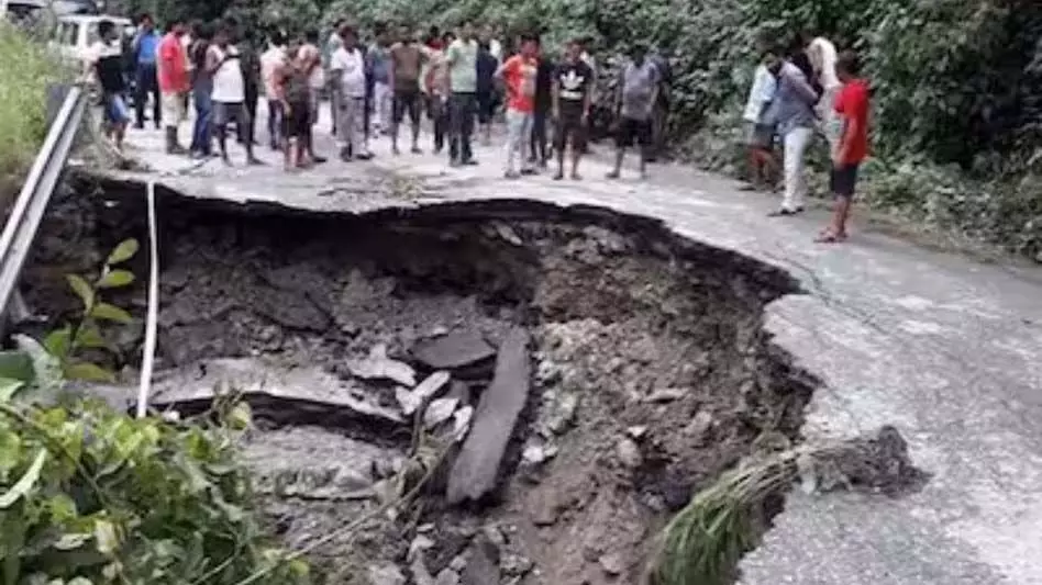 Sikkim news : सिक्किम में भूस्खलन और बारिश से 6 की मौत, 1500 पर्यटक फंसे