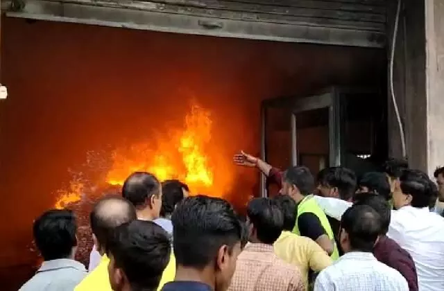 Bahadurgarh : चप्पल जूते की फैक्ट्री के गोदाम में लगी भीषण आग, करोड़ों  का नुकसान