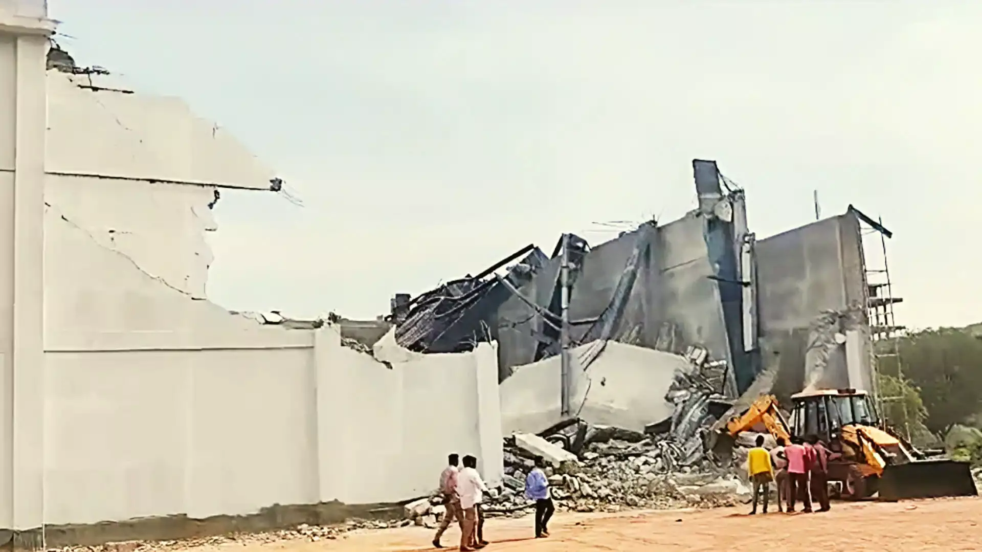 Telangana : दीवार गिरने से तीन श्रमिकों की मौत