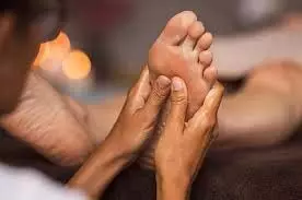 Foot Massage: जानिए सरसो के तेल से पैर की मालिश करने से क्या होता है