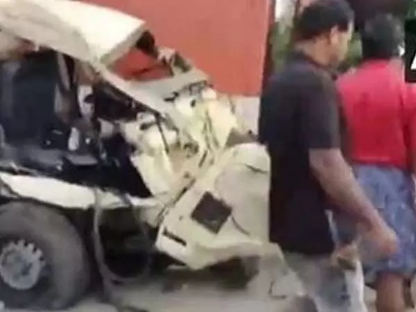 Road accident : वैन विपरीत दिशा से आ रही एक कंटेनर लॉरी से टकराई, छह लोगों की मौत, पांच घायल