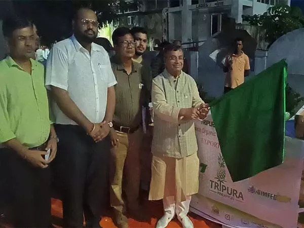 Tripura : मंत्री रतन लाल नाथ ने अगरतला रेलवे स्टेशन पर ओमान के लिए 600 किलोग्राम क्वीन अनानास की खेप को हरी झंडी दिखाई