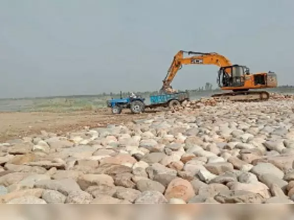 Sonipat : बाढ़ बचाव के मद्देनजर यमुना नदी के किनारो पर ठोकर बनाने का कार्य शुरू