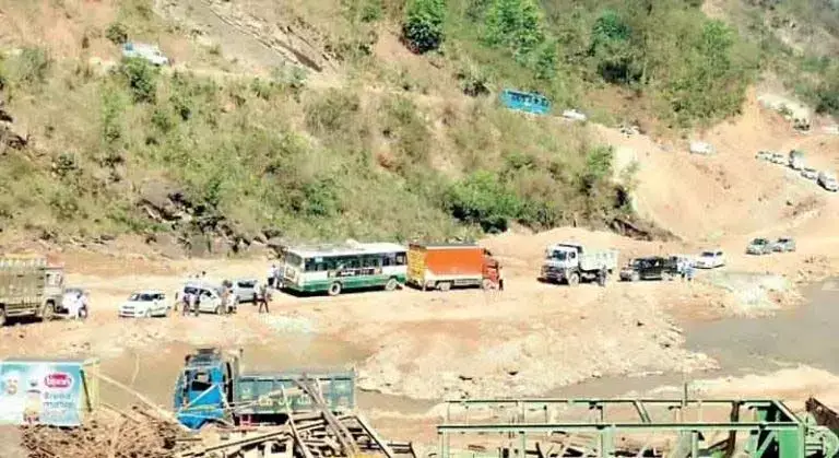 Four lane पर बरसात से पहले दिखा खतरा