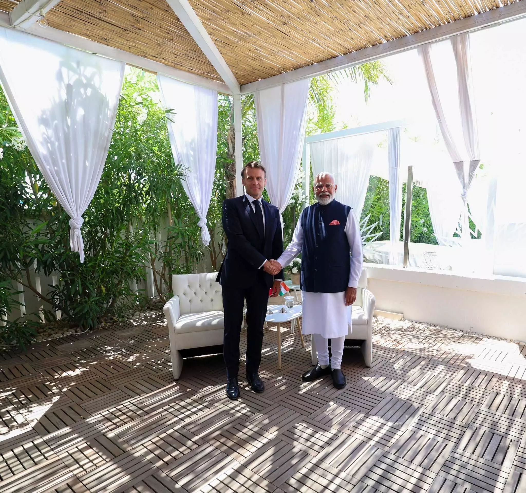 प्रधानमंत्री नरेंद्र मोदी ने फ्रांस के राष्ट्रपति इमैनुएल मैक्रों के साथ द्विपक्षीय बैठक की