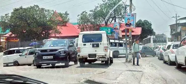 Dharmashaala की सडक़ें अतिक्रमण ने कर दी बंद