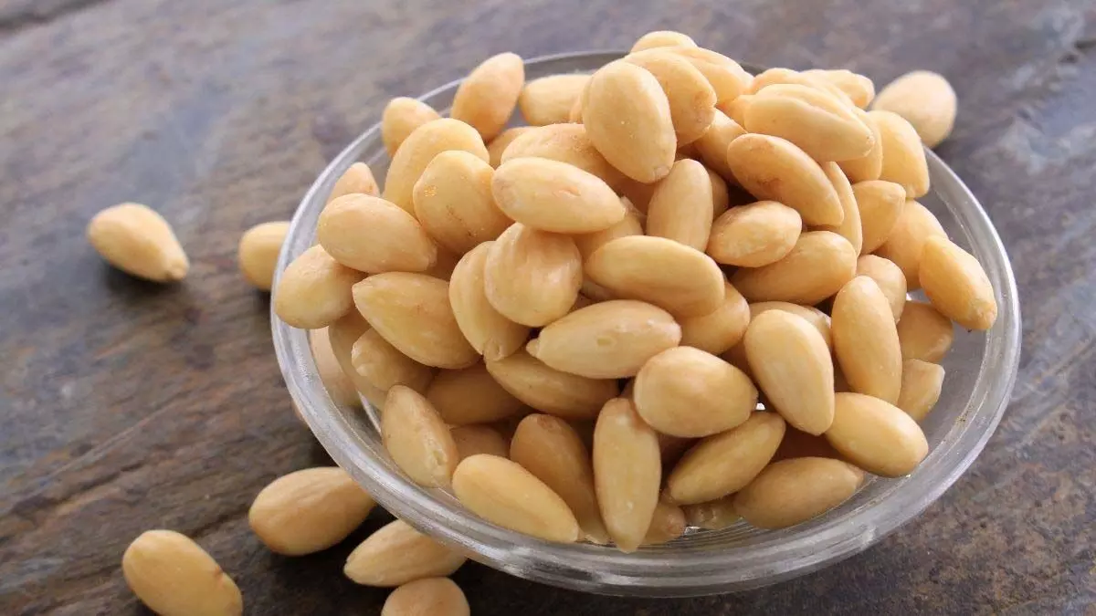 peeled almonds:  छिलके वाले बादाम खाने के फायदे जानें