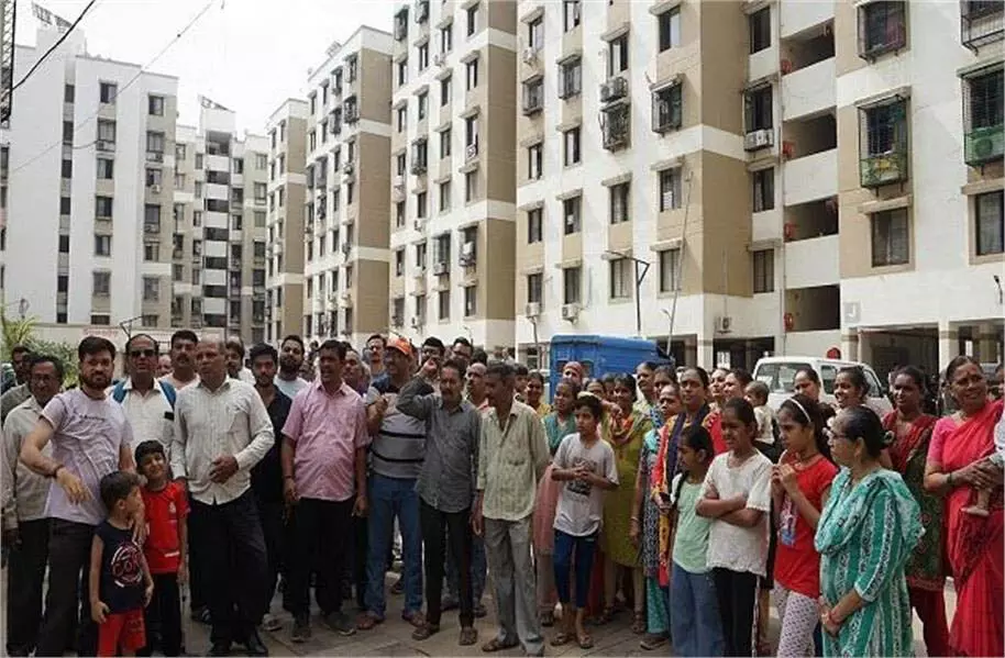 Gujarat : एक मात्र मुस्लिम महिला के विरोध में उतरी सोसायटी के लोग, सीएम आवास योजना के तहत मिली थी फ्लैट