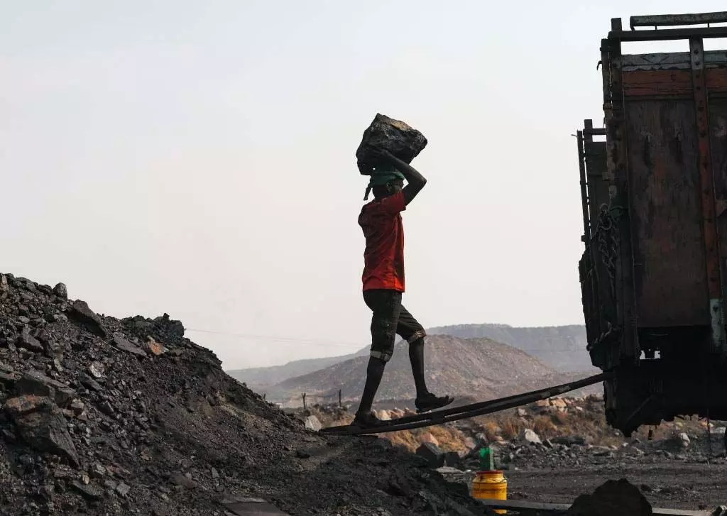 Bhagalpur : असम व मेघालय से पश्चिम बंगाल के रास्ते कोयले की हो रही अवैध तरीके से परिवहन