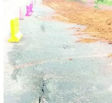 Goa News: बेथोरा-बोरिम एनएच पर नवनिर्मित तारकोल सड़क का एक हिस्सा क्षतिग्रस्त