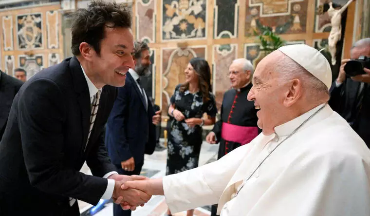 world : जी-7 शिखर सम्मेलन के लिए रवाना होने से पहले पोप फ्रांसिस ने वेटिकन में हास्य कलाकारों जिमी फॉलन से क्या कहा