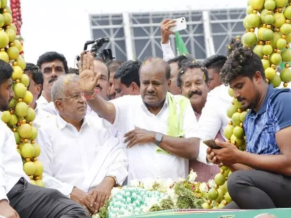 Lok Sabha elections में एनडीए की जीत के बाद केंद्रीय मंत्री एचडी कुमारस्वामी ने बेंगलुरु में रोड शो किया