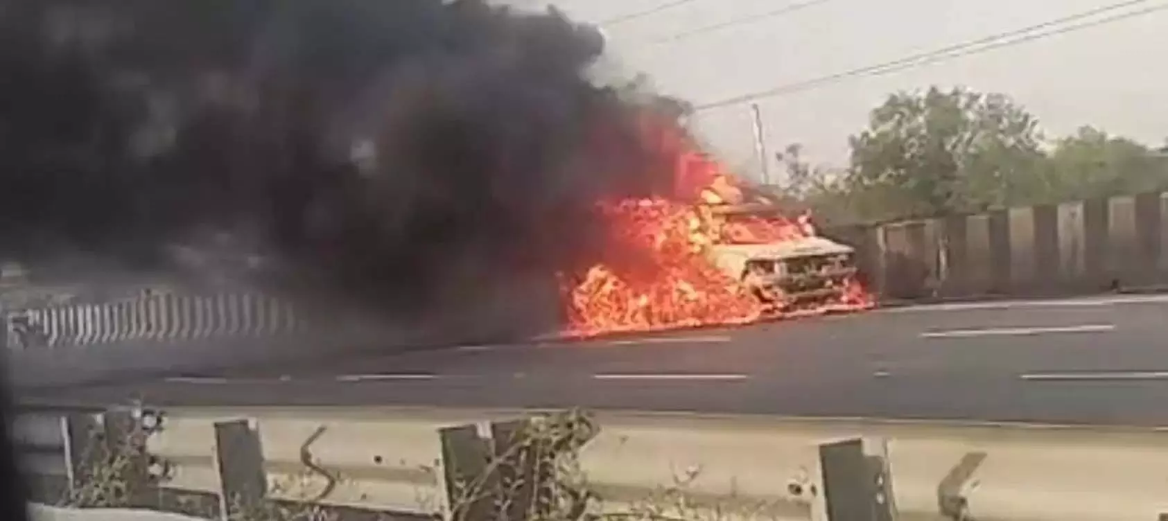 Sonipat: चलती कार में लगी आग, जलकर हुई खाक