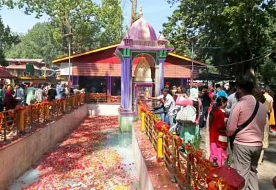 Jammu and Kashmir: माता खीर भवानी मंदिर में रिकॉर्ड संख्या में श्रद्धालुओं ने दर्शन किए