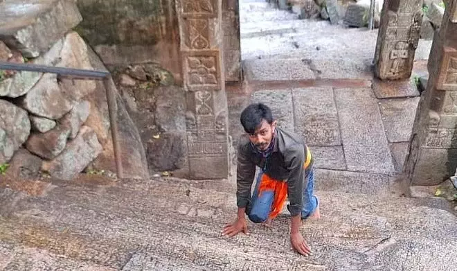 Melkote: कुमारस्वामी के प्रशंसक ने मन्नत पूरी करने के लिए घुटने टेककर मंदिर की 365 सीढ़ियाँ चढ़ीं