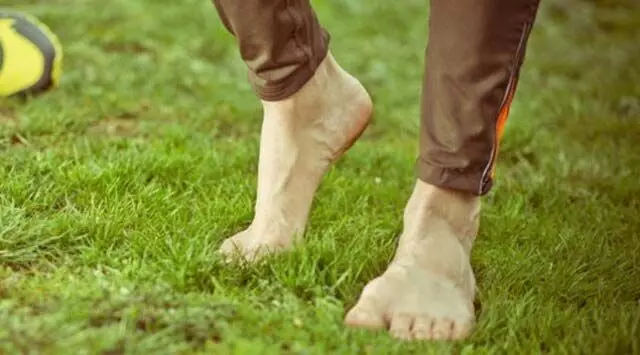 Health Care: नंगे पैर हरी घास पर टहलने के फायदे, दिमाग होगा सुपर-एक्टिव