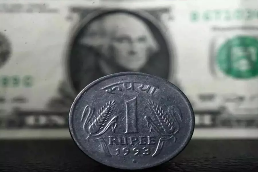 Mumbai: रुपया अमेरिकी डॉलर के मुकाबले 1 पैसे गिरकर 83.55 पर बंद हुआ