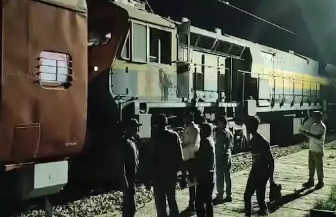 Jharkhand: ट्रेन में आग लगने की अफवाह से अफरातफरी, 3 की कुचलकर मौत