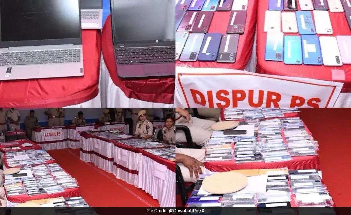 Assam: पुलिस ने चोरी हुए सैकड़ों मोबाइल और लैपटॉप को प्रदर्शन के लिए रखा