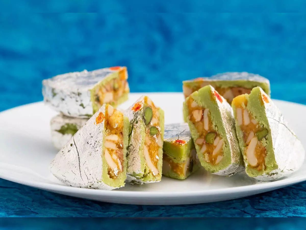 KESAR KAJU PISTA BARFI RECIPE:बनाइये घर में टेस्टी केसर काजू पिस्ता बर्फी करिये घरवालों को खुश