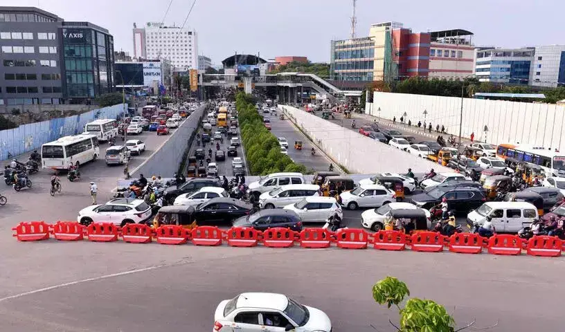 Hyderabad:आईटी कर्मचारियों की मुश्किलें बढ़ा दीं भारी ट्रैफिक का सामना करना पड़ रहा है