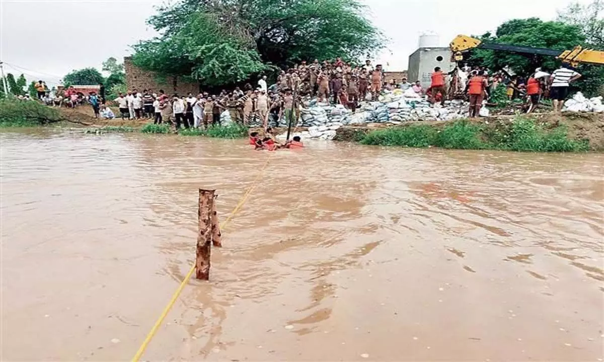 HARYANA NEWS: सिरसा के ग्रामीणों पर बाढ़ का खतरा मंडरा रहा
