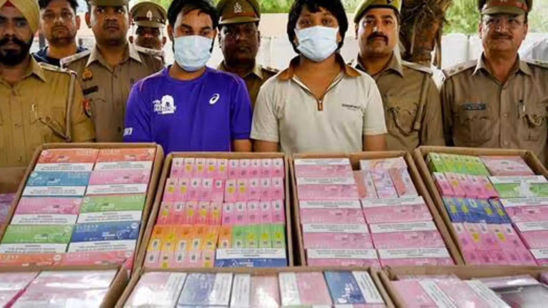 NOIDA NEWS:  ₹1 करोड़ मूल्य की 2,480 प्रतिबंधित ई-सिगरेट के साथ दो लोग गिरफ्तार