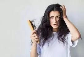 Hair fall: जानिए किस वजह से बाल इतने झड़ रहे हैं, कैसे कम करे