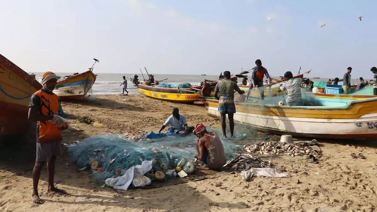Andhra : आंध्र में प्रतिबंध के बाद मछुआरे समुद्र में उतरने के लिए तैयार