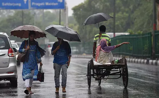 Haryana:  जिलों में तेज हवाओं के साथ हुई हल्की बारिश, राहत मिलने की संभावना
