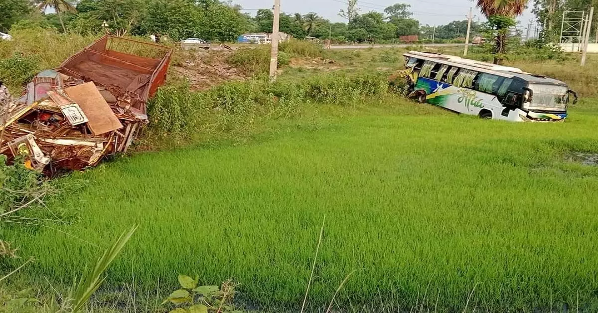 Odisha : घाटगांव में ट्रक ने यात्री बस को मारी टक्कर, बीस फीट गहरी खाई में जा गिरी, दो घायल