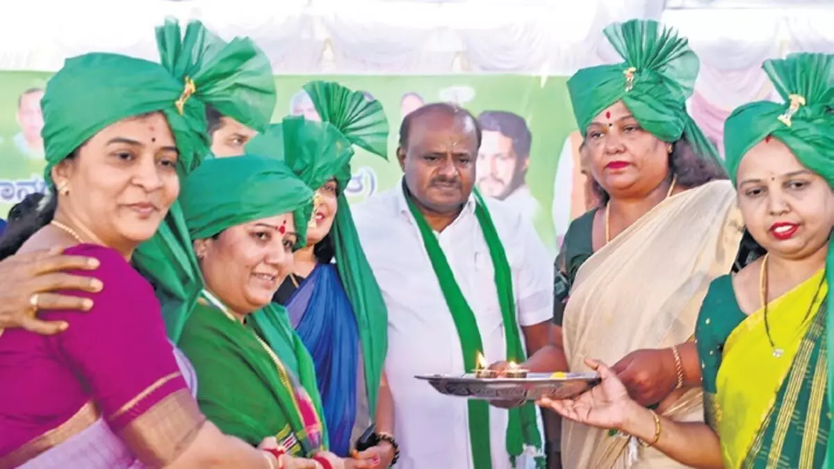 Karnataka News: केंद्रीय मंत्री एचडी कुमारस्वामी का नायक की तरह स्वागत, कांग्रेस पर निशाना साधा