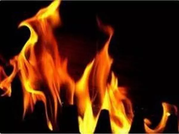 Lucknow : फर्नीचर शोरूम में आग लग गई, दमकल गाड़ियां मौके पर पहुंची