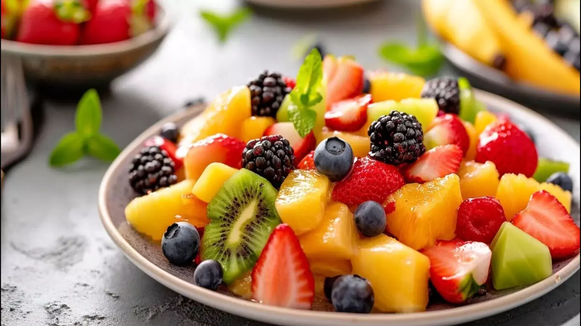 Fruit Salad: सुबह नाश्ते में खाएं इस तरह के फ्रूट सलाद