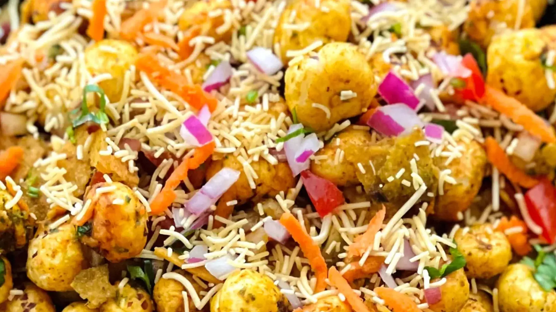 Makhana Dahi Chaat: शाम को स्नैक्स में बनाएं चटपटी मखाना दही चाट