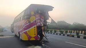 Bharatpur : बस और ट्रक में आमने-सामने हुई टक्कर, दो की मौके पर मौत; छह यात्री घायल