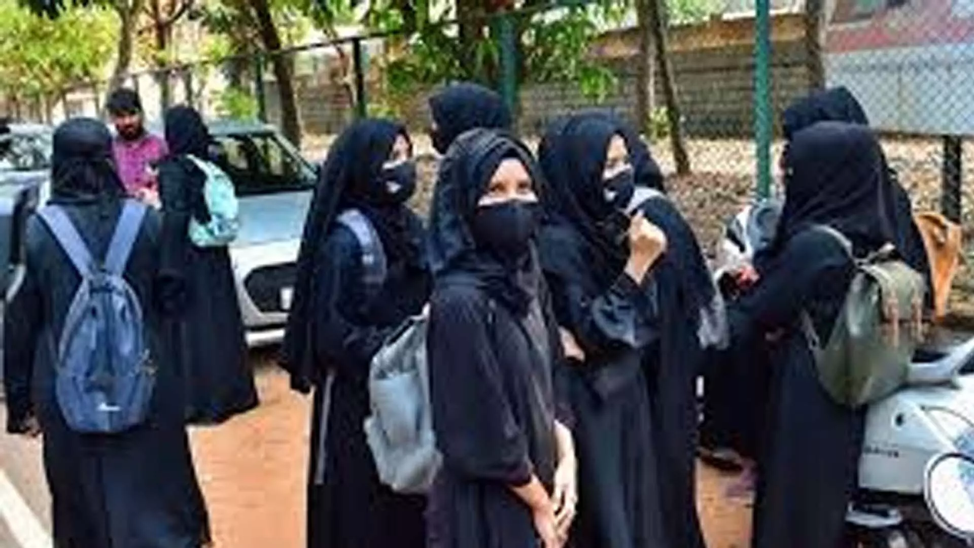 Kolkata News:  कोलकाता के एक निजी लॉ कॉलेज की शिक्षिका ने हिजाब विवाद किया