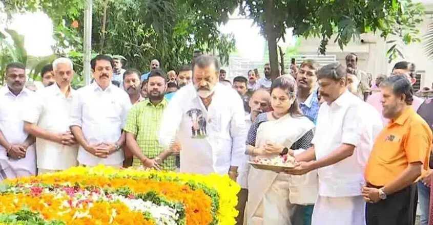Kerala news :अपने गुरु को श्रद्धांजलि अर्पित करते हुए: सुरेश गोपी ने त्रिशूर में के. करुणाकरण की समाधि का दौरा किया